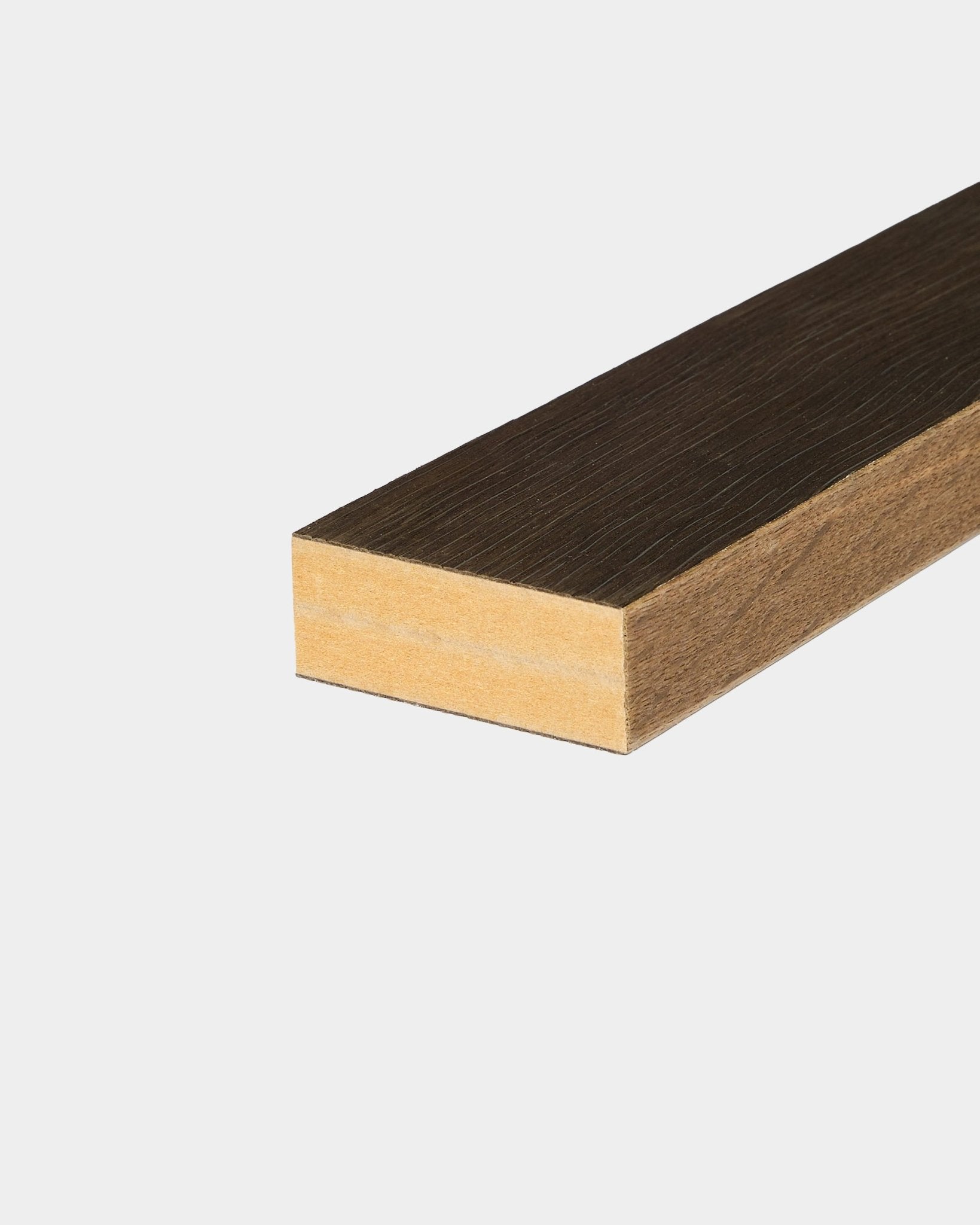 WoodUpp ändlamell i Rustic Smoked Oak (6,7 cm), utformad för nordiska Akupanel Akustikpanel-installationer, visad mot vit bakgrund.